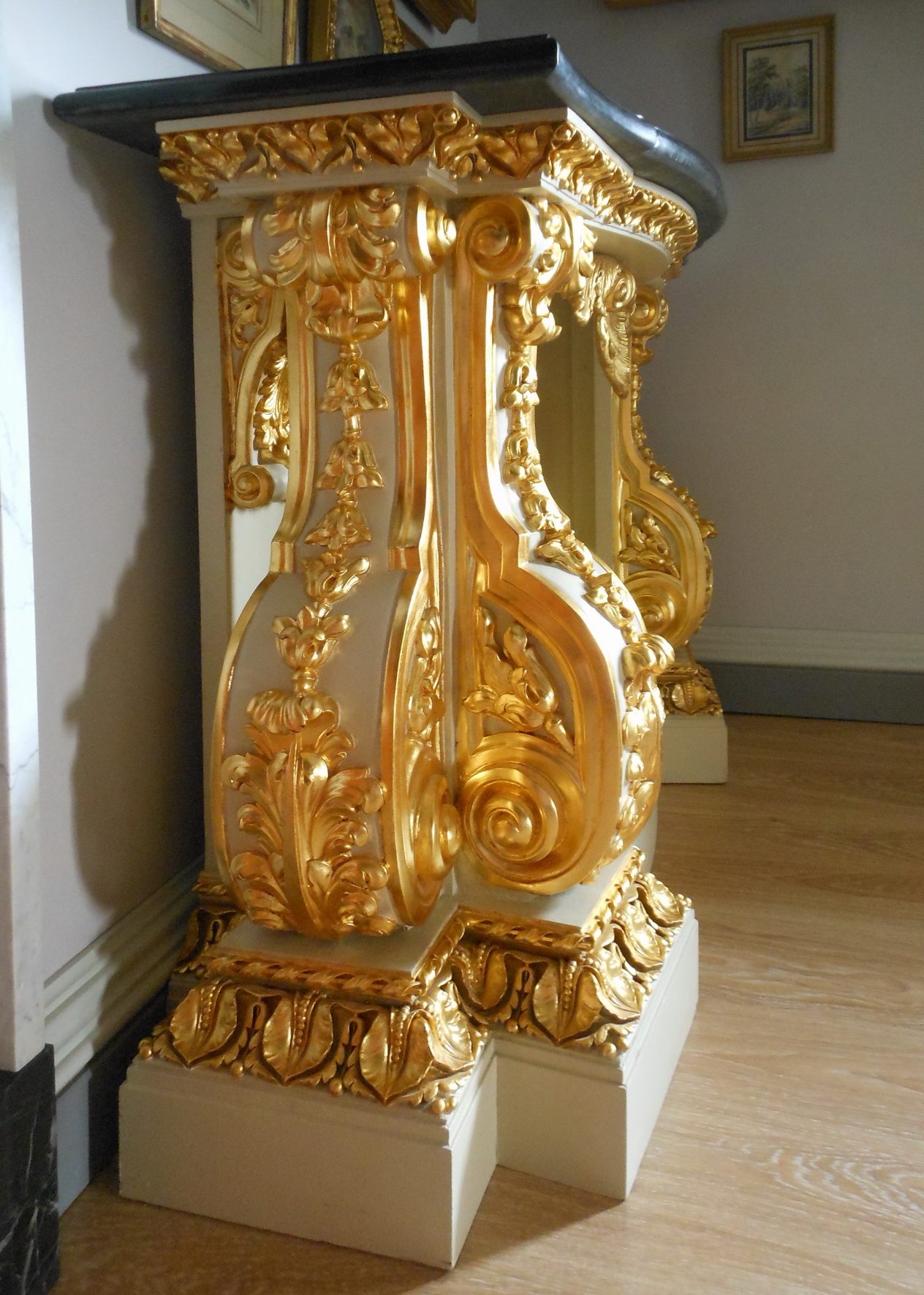 Console Salon table, following the William Kent manner. 