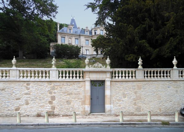    Chateau Jonval, Pierrefonds, . /      .   ..